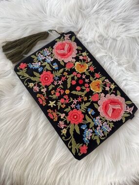 NWOT Black Floral Embroidered Tassel Clutch with Optional Crossbody Chain
